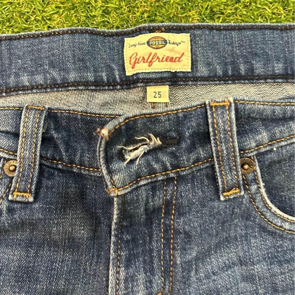 Fossil Long Live Vintage Girlfriend Denim Shorts Medium Wash Raw Hem Size 25